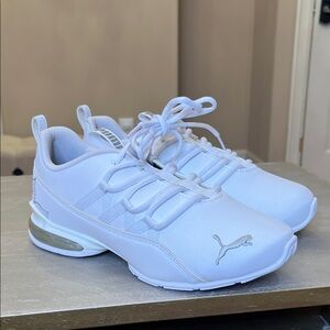 NWT Puma Women’s Riaze Prowl Sneakers in White - Size 6 🤍